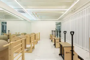 미니멀 화이트 톤 프리미엄 필라테스 센터